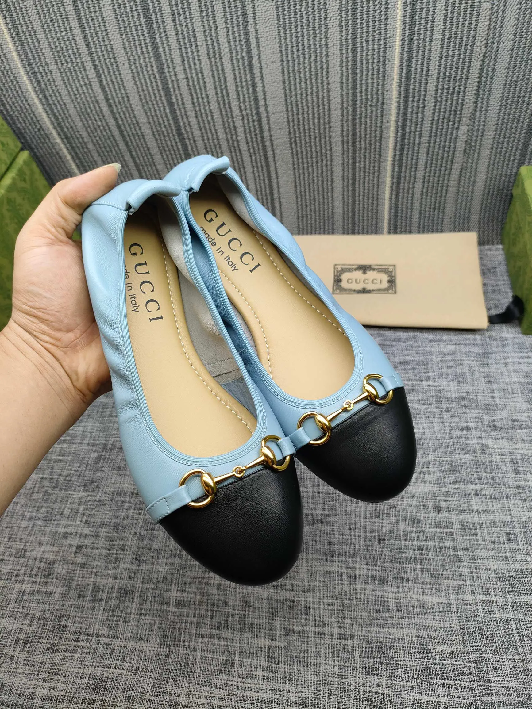 👟👟Ex-factory price 320👟👟 GUCCI's latest horsebit women's flat ballet shoes and egg roll shoes are super comfortable. The fabric is made of imported top-grade soft sheepskin. It is very comfortable on the feet and will not rub your feet. You can also roll it up and put it in your bag. It is easy to carry with you. The super soft soles are a must-have item for fairies whether you are going out for business, work, travel, shopping or at home. Fashionable and versatile, it is an indispensable pair of shoes for you. Fabric: Made of imported soft sheepskin Color: 6 colors available Outsole: PPC rubber outsole Size 34-42 (34.41.42 needs to be customized)